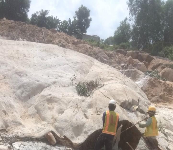Tách đá làm mặt bằng nhà xưởng Giày Dona Standard