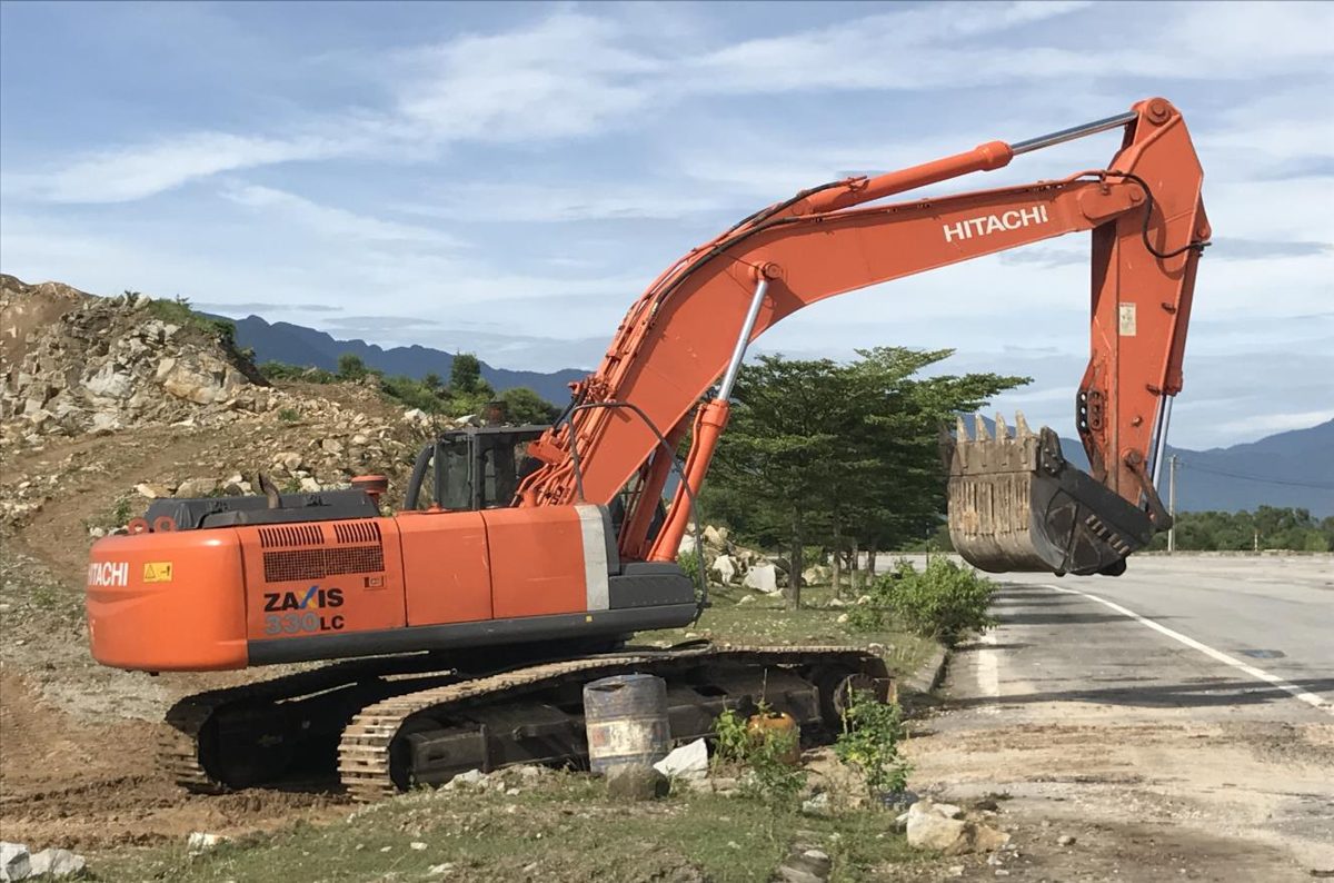 Máy đào Hitachi Zaxis 330 tại đường tránh Phú Mỹ