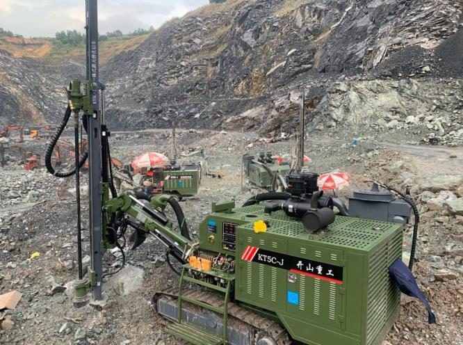 Máy khoan KT5C khoan lỗ tại mỏ đá Tân Cang